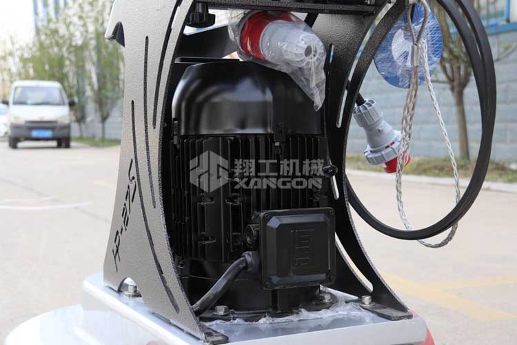 拋光機(jī)是為了讓地面表面有光澤，需要先研磨后才可以拋光。拋光分為粗拋和精拋，這時候可以使用拋光機(jī)，配合拋光墊，提高地面的光澤度。高速地坪拋光機(jī)讓你輕松完成地坪拋光工作，提高地坪亮度。