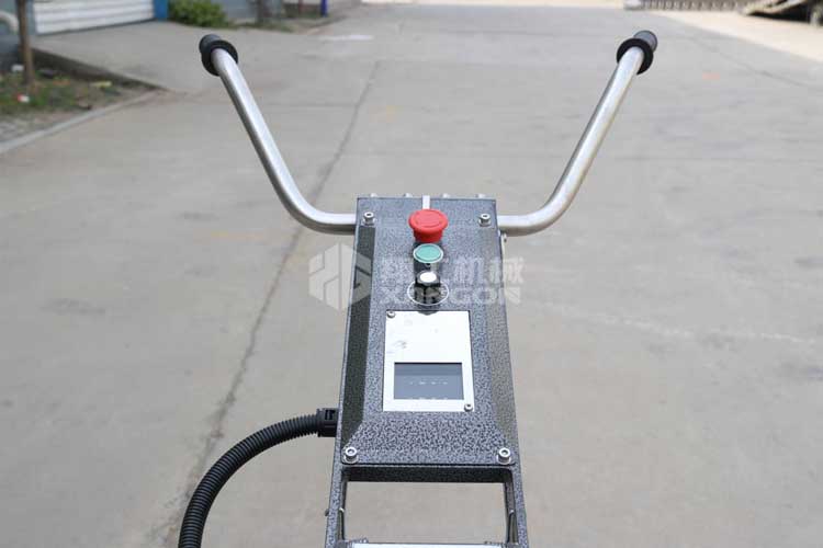 拋光機(jī)是為了讓地面表面有光澤，需要先研磨后才可以拋光。拋光分為粗拋和精拋，這時候可以使用拋光機(jī)，配合拋光墊，提高地面的光澤度。高速地坪拋光機(jī)讓你輕松完成地坪拋光工作，提高地坪亮度。