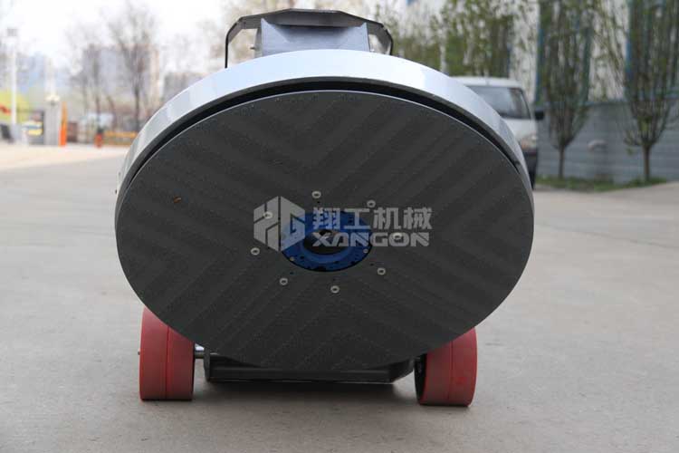 拋光機(jī)是為了讓地面表面有光澤，需要先研磨后才可以拋光。拋光分為粗拋和精拋，這時候可以使用拋光機(jī)，配合拋光墊，提高地面的光澤度。高速地坪拋光機(jī)讓你輕松完成地坪拋光工作，提高地坪亮度。