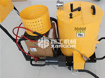 翔工瀝青灌縫機(jī)打造競(jìng)爭優(yōu)勢(shì)，在養(yǎng)護(hù)設(shè)備市場(chǎng)中脫穎而出