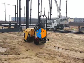 小型壓路機(jī)廣泛應(yīng)用于道路壓實基礎(chǔ)建設(shè)