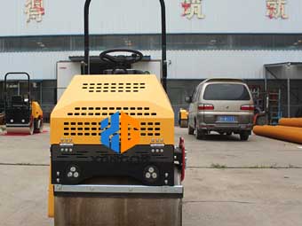 座駕壓路機(jī)“身材小，能量大”
