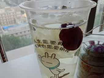 炎炎夏日到來，一杯銀耳紅棗美如詩！