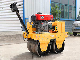 小型壓路機(jī)雨季夜間施工應(yīng)該注意哪些問題呢？