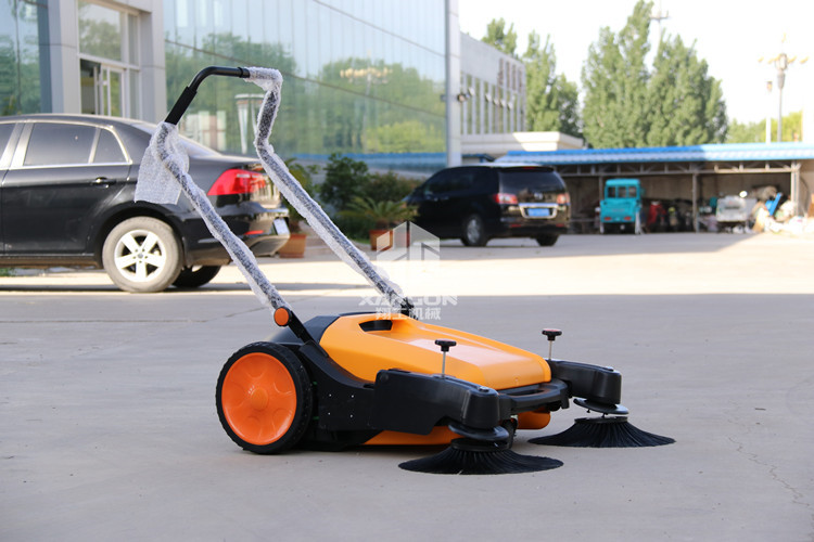 過來人：手推式掃地機(jī)這么做，比電動(dòng)掃地車都值！