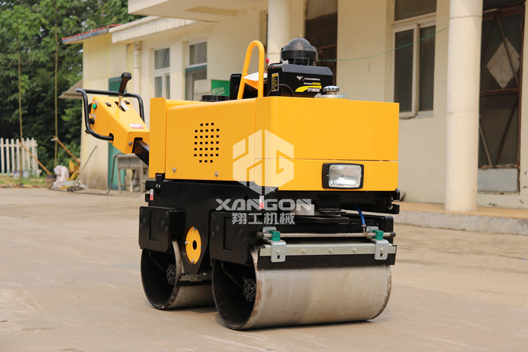 小型壓路機上坡下坡有技巧，萬萬不可大意