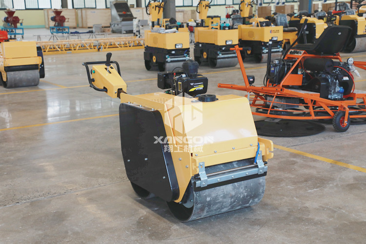 壓路機前面的大滾筒，里面到底裝著什么？