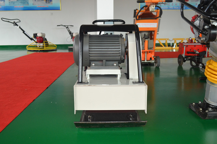 平板夯對(duì)于泥土壓實(shí)作用很大，沒(méi)人反駁吧？