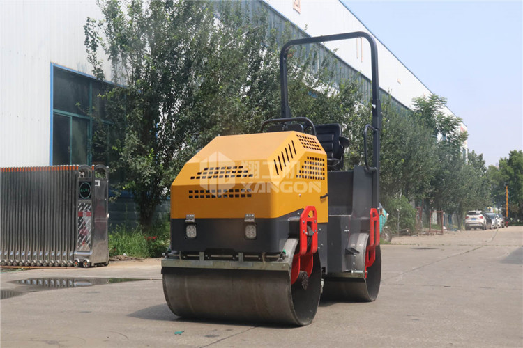 小型壓路機(jī)輪胎如何防老化？保養(yǎng)比什么都重要